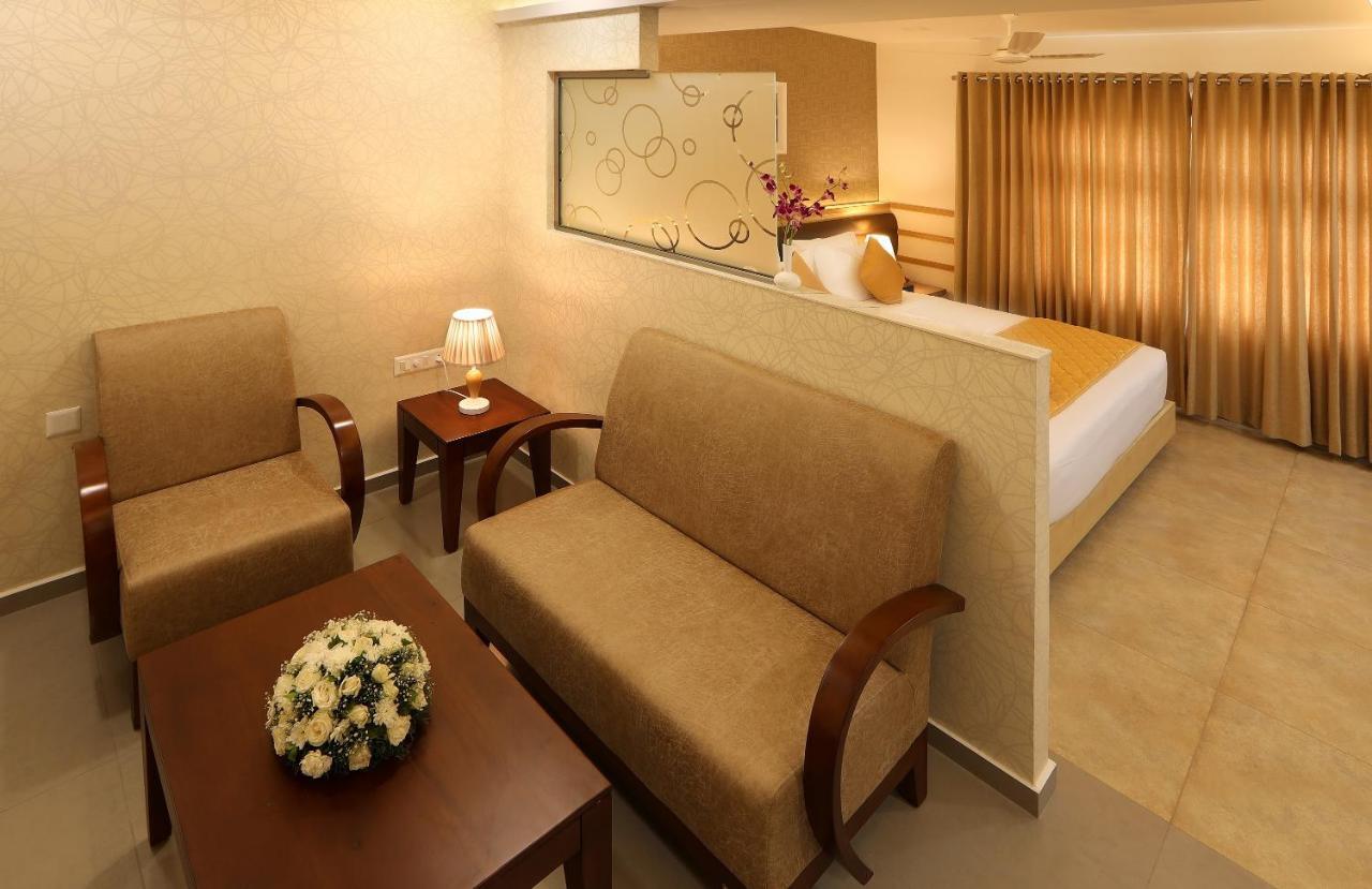 Flora Charishma Residency Aluva Hotell Kochi Exteriör bild