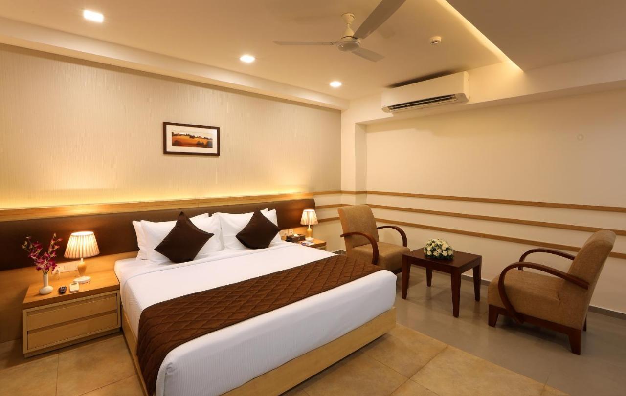 Flora Charishma Residency Aluva Hotell Kochi Exteriör bild