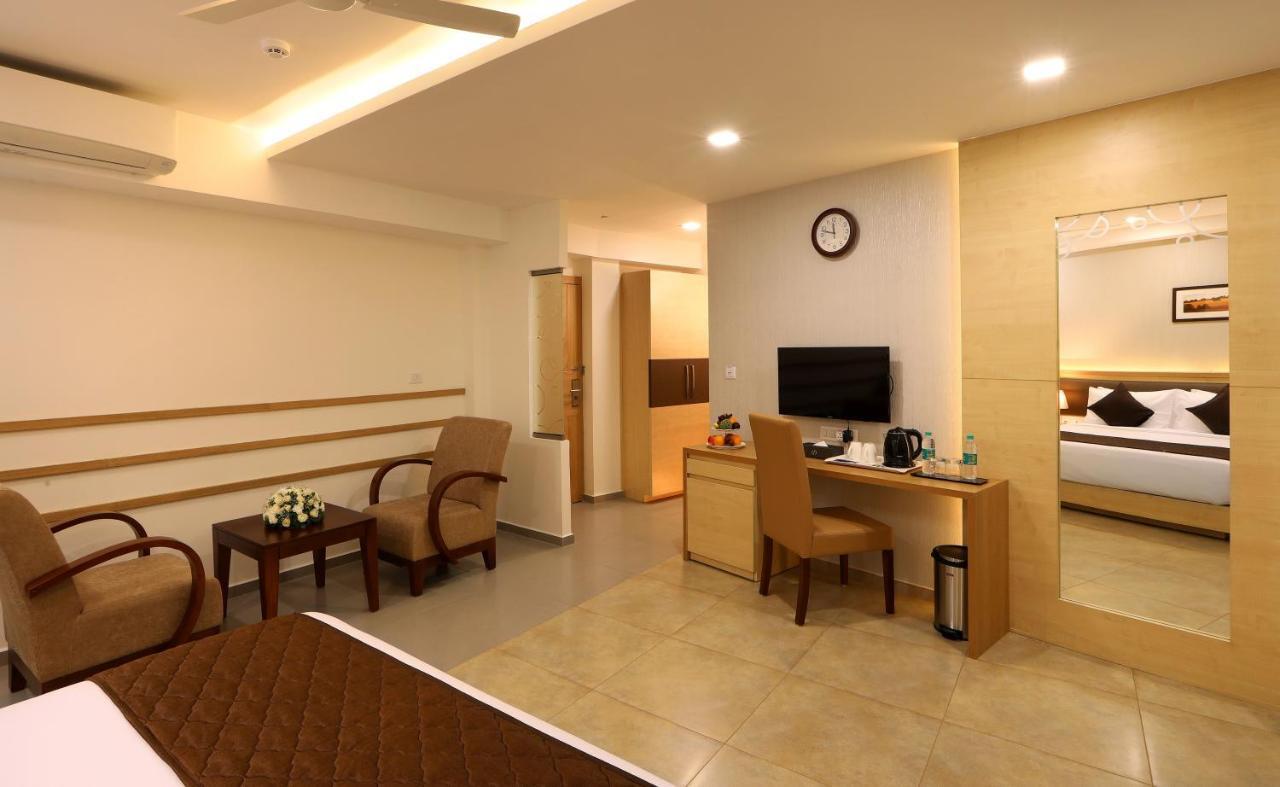Flora Charishma Residency Aluva Hotell Kochi Exteriör bild