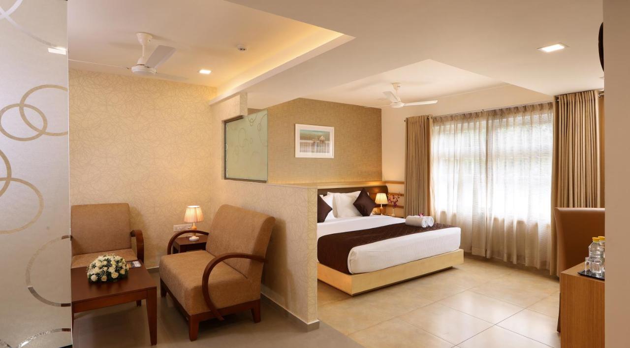 Flora Charishma Residency Aluva Hotell Kochi Exteriör bild