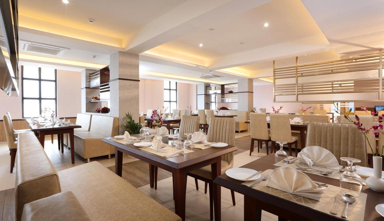 Flora Charishma Residency Aluva Hotell Kochi Exteriör bild